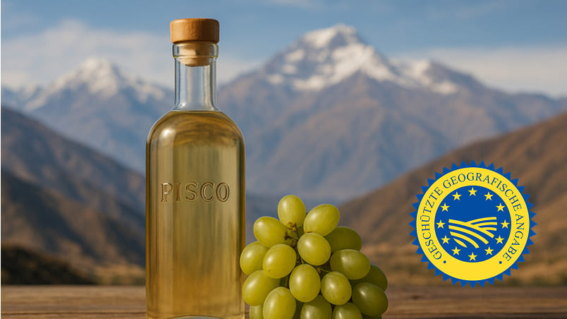 Pisco neben weintrauben vor einem Berg